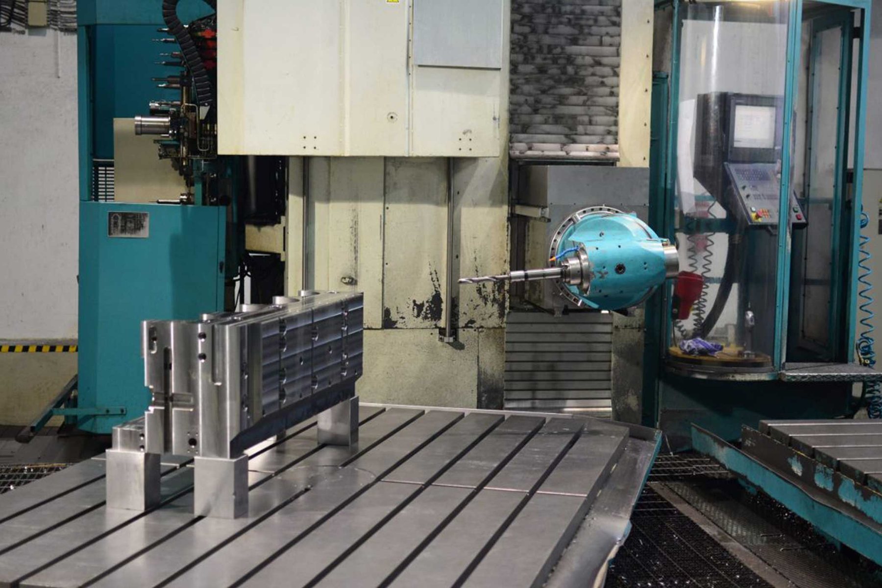 Oversized workpiece set up on a heavy horizontal boring and milling machine