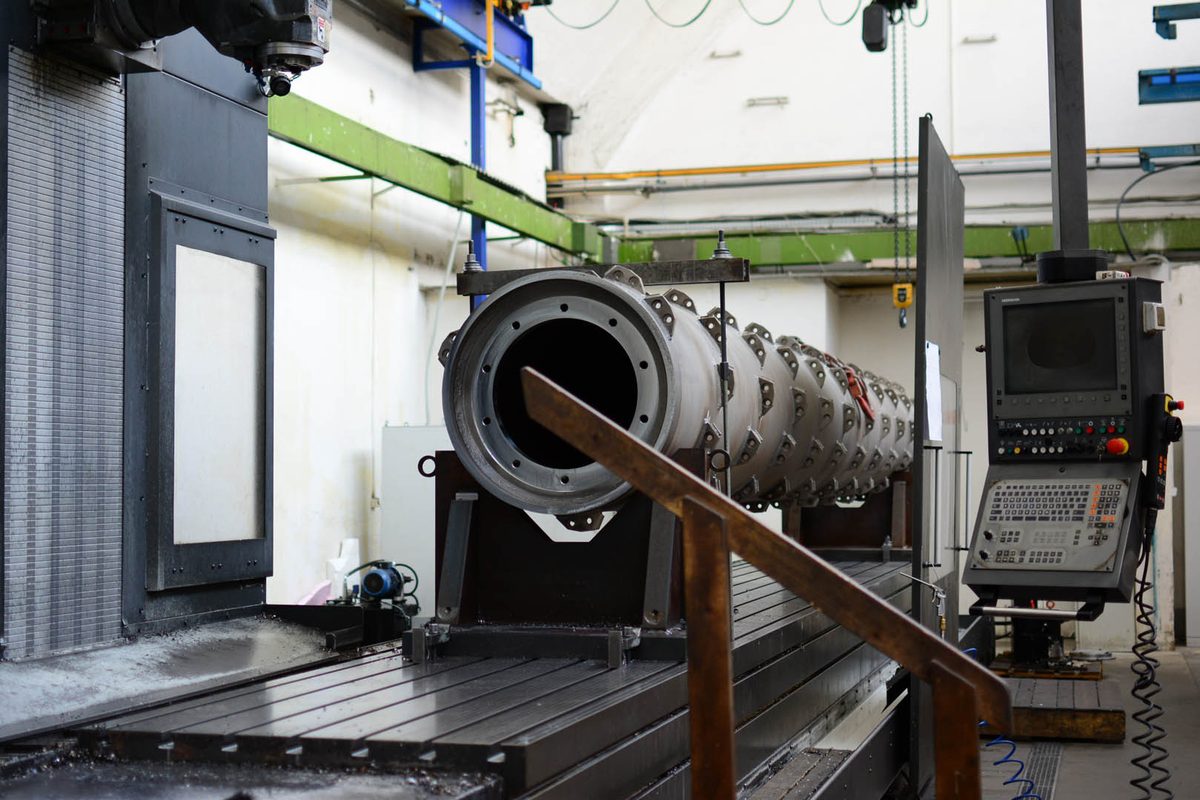 Langer Stahlrotor auf einer Horizontal-Bohr- und Fr&auml;smaschine aufgespannt
