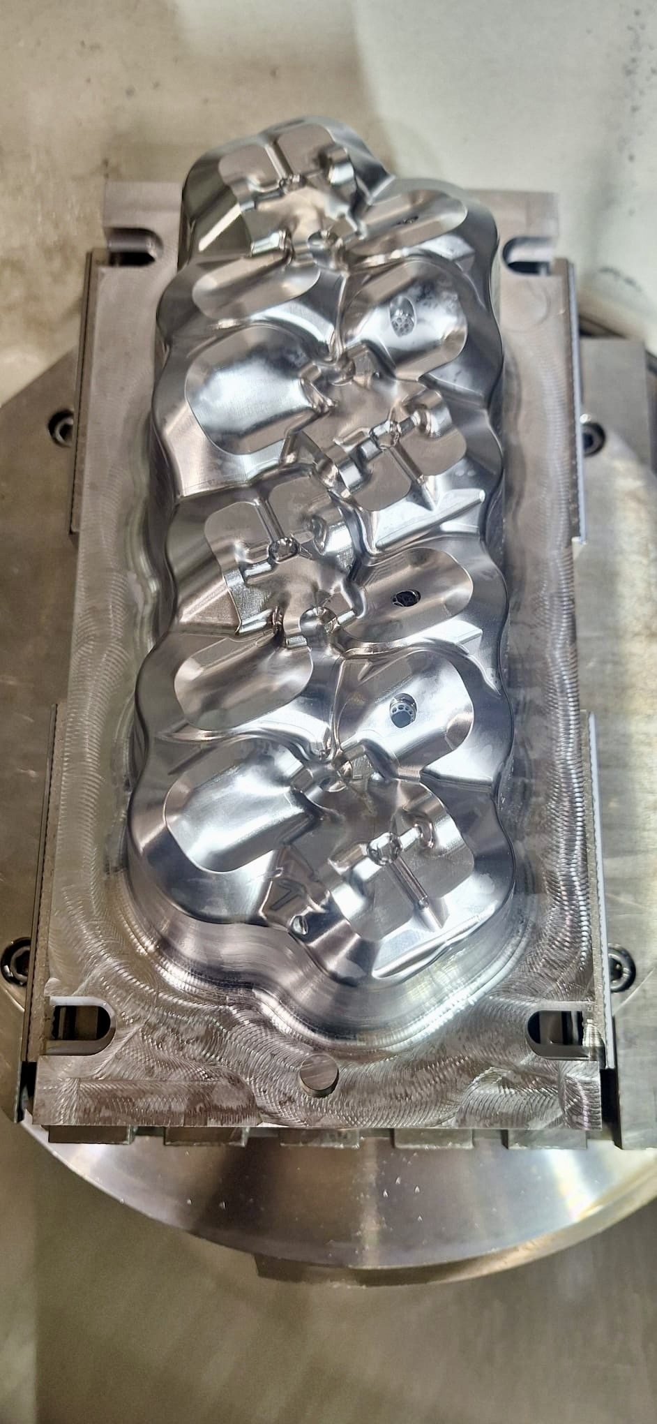 Multi-cavity stainless mould with machined cavity pattern