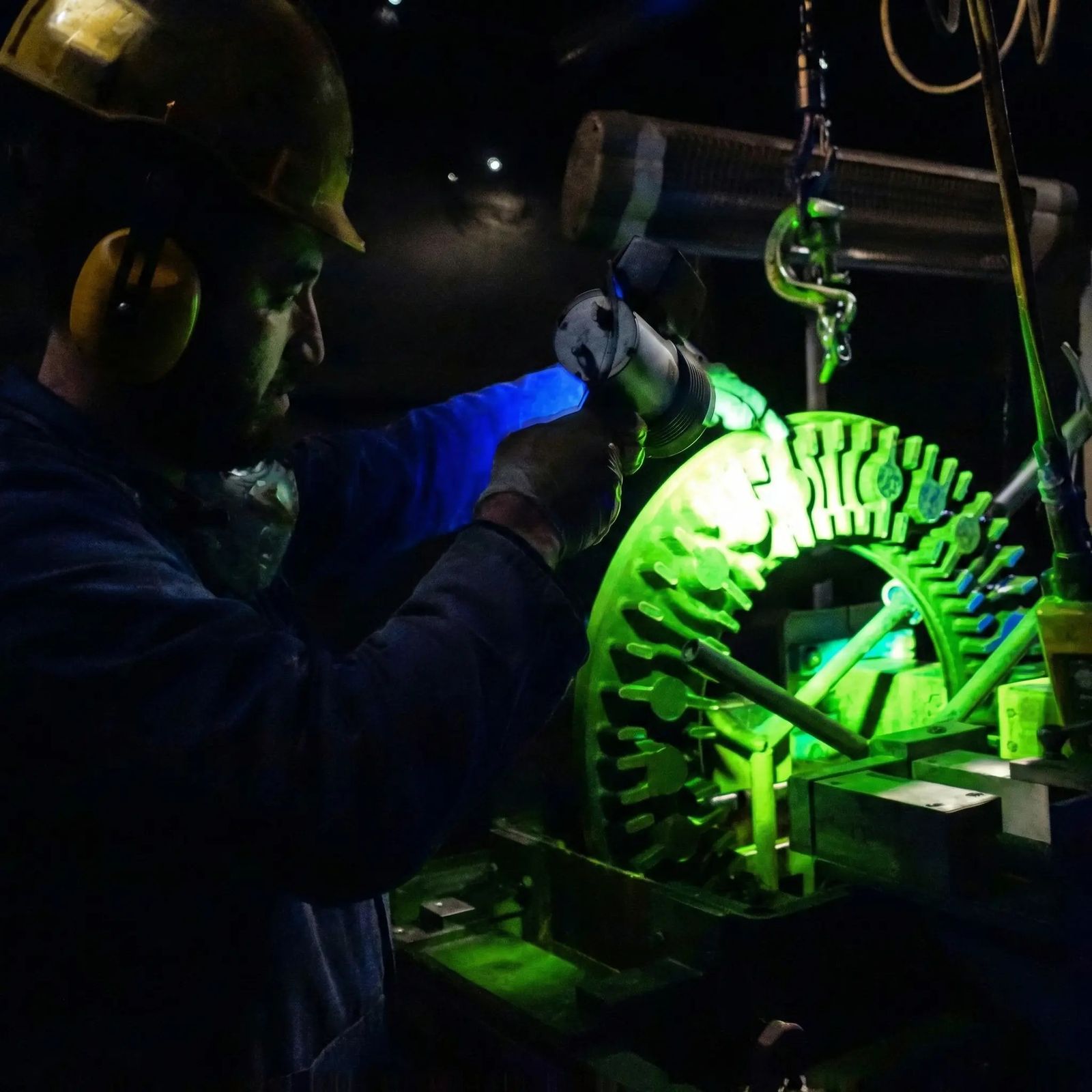 Magnetic particle UV inspection on a rail part