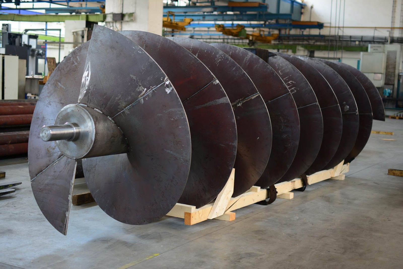 Large auger screw flight assembly, welded and machined
